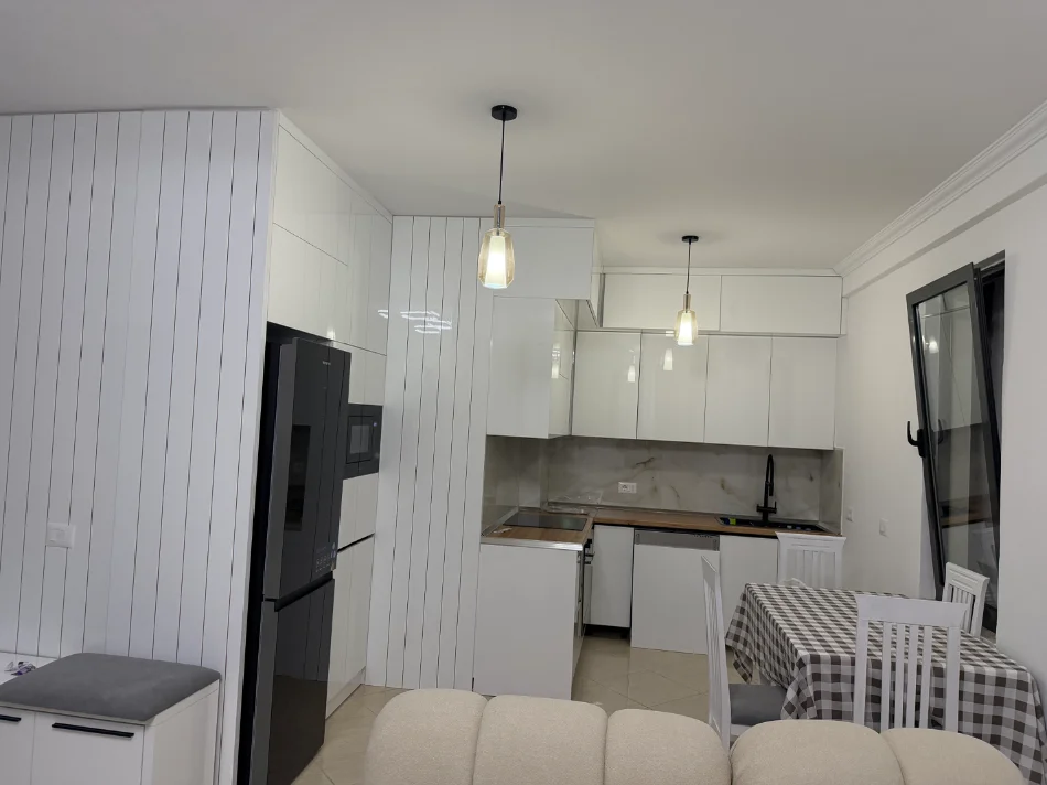 Tirane, jepet me qera apartament 1+1+Ballkon Kati 7, 74 m² 550 € (Rruga Pavaresia ngjittur me Casa Italian)