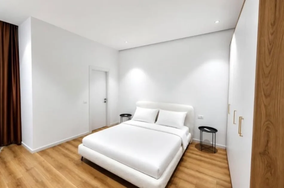 Tirane, jepet me qera apartament 2+1+Ballkon , 100 m² 1.300 € (Square 21)