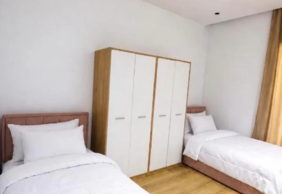 Tirane, jepet me qera apartament 2+1+Ballkon , 100 m² 1.300 € (Square 21)