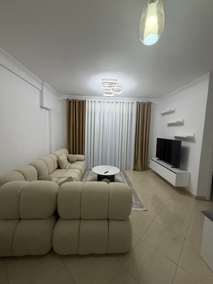 Tirane, jepet me qera apartament 1+1+Ballkon Kati 7, 74 m² 550 € (Rruga Pavaresia ngjittur me Casa Italian)