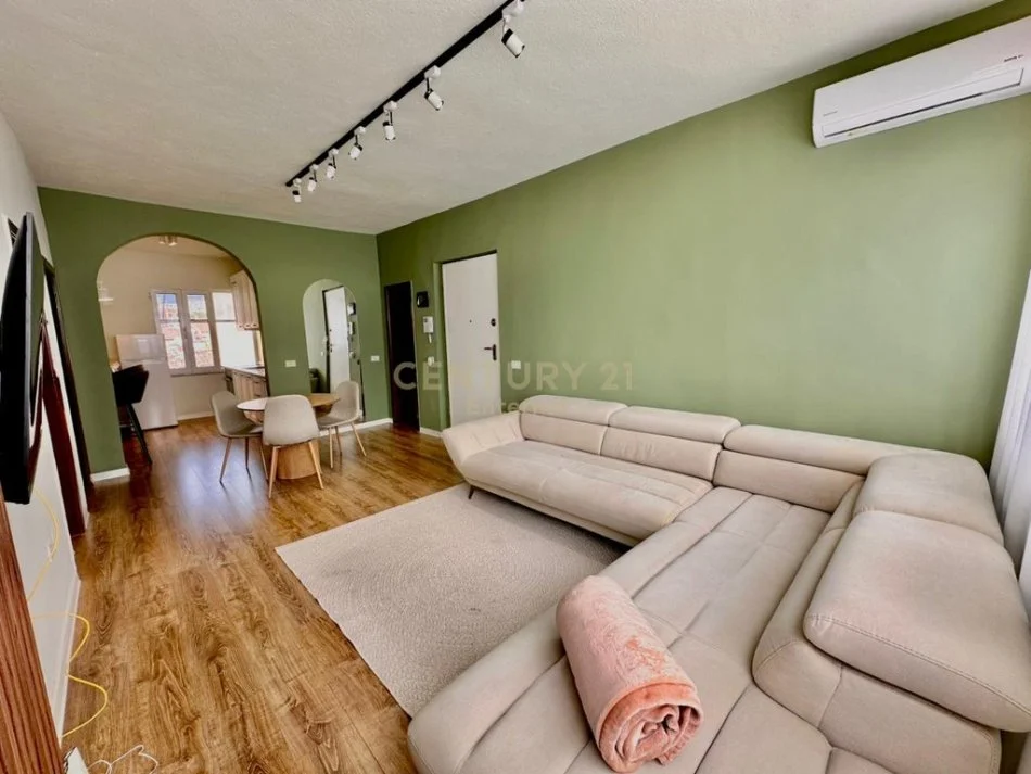 Tirane, jepet me qera apartament 2+1 Kati 3, 75 m² 850 € 