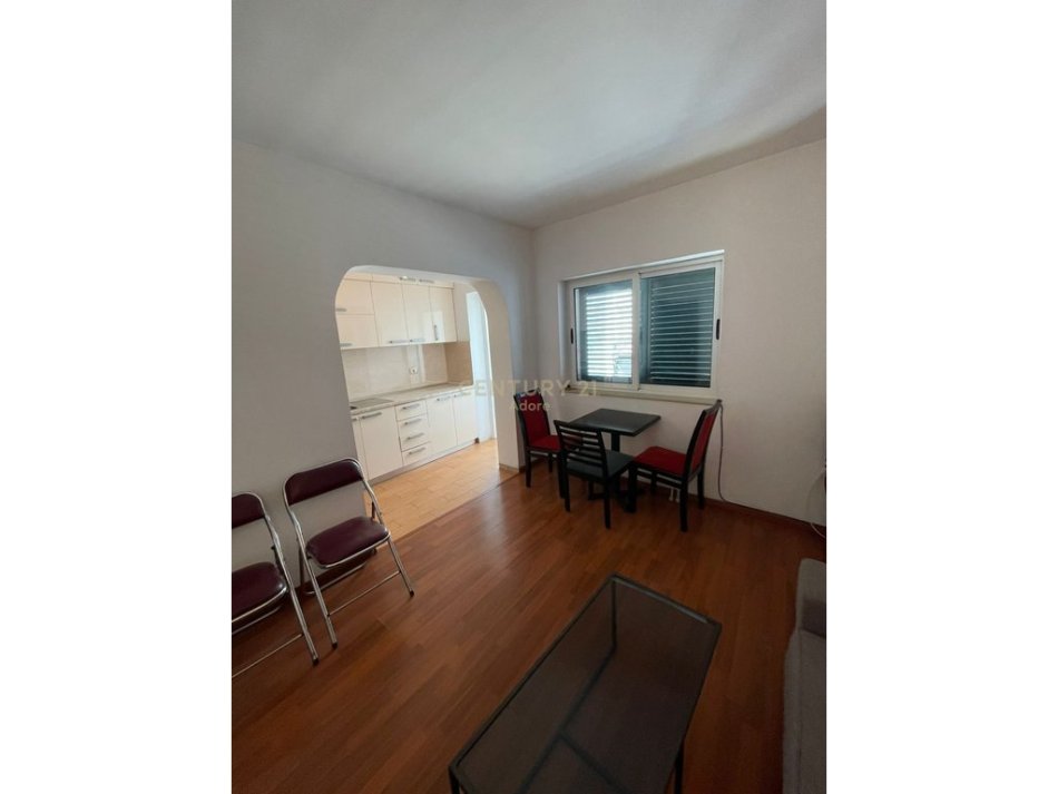 Tirane, jepet me qera apartament 1+1 Kati 4, 55 m² 450 € 