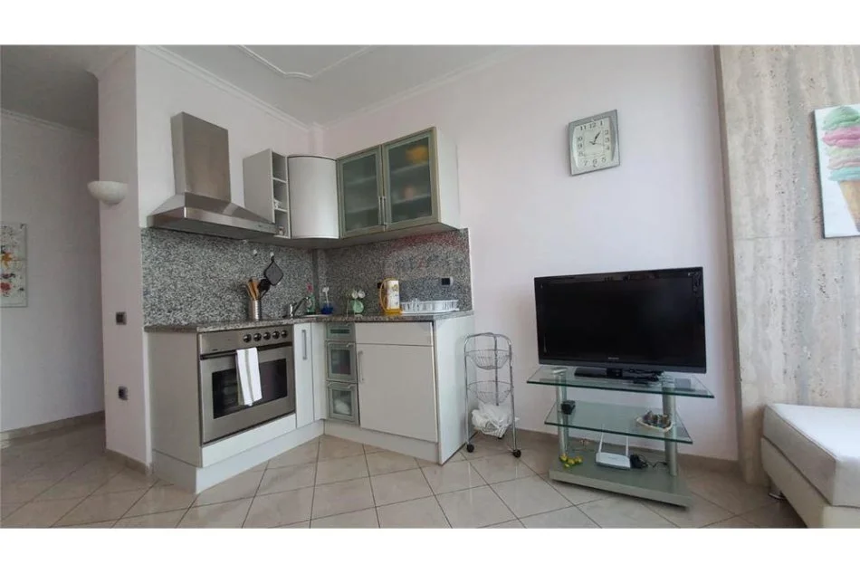 Tirane, jepet me qera apartament 1+1 Kati 6, 65 m² 600 € (Tirana e Re - Petronini, Albania)