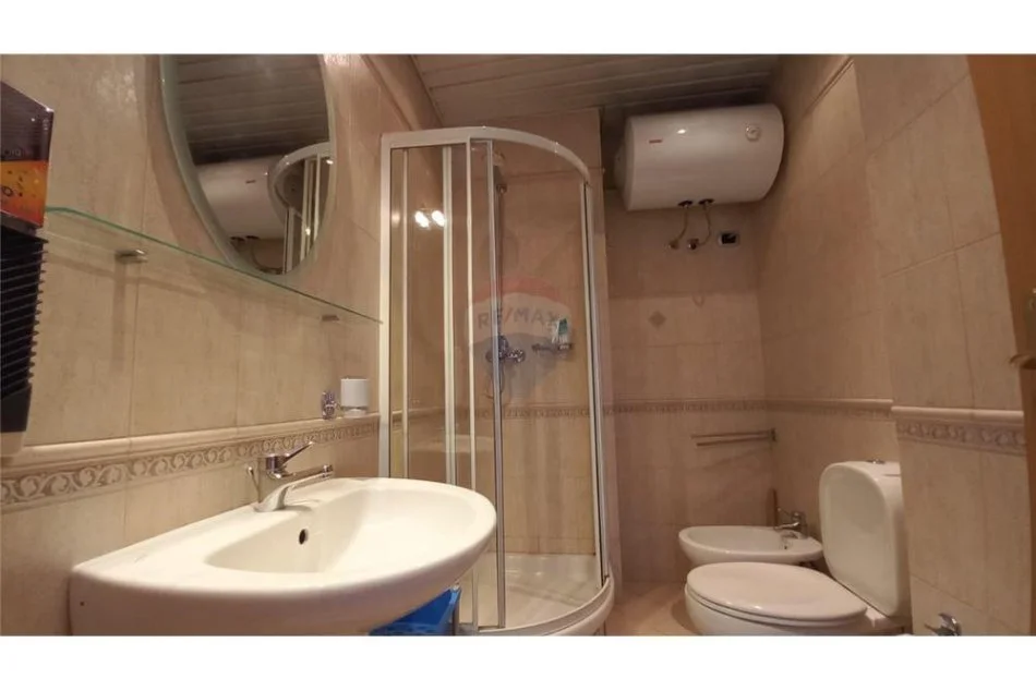 Tirane, jepet me qera apartament 1+1 Kati 6, 65 m² 600 € (Tirana e Re - Petronini, Albania)