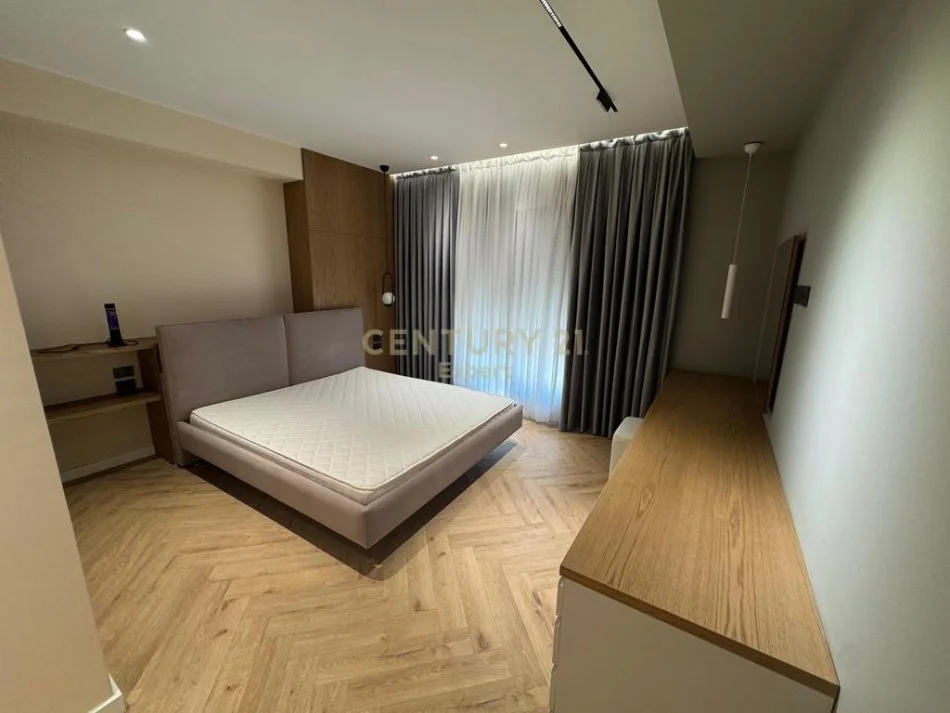 Tirane, jepet me qera apartament 2+1 Kati 5, 130 m² 1.500 € 
