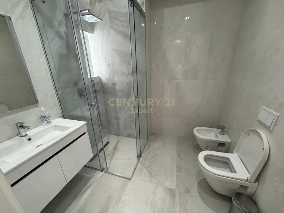 Tirane, jepet me qera apartament 2+1 Kati 5, 130 m² 1.500 € 