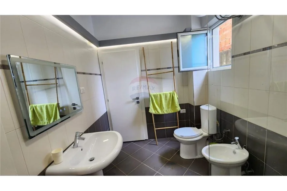 Tirane, jepet me qera apartament 2+1 Kati 2, 63 m² 650 € (Kopshti Zoologjik)