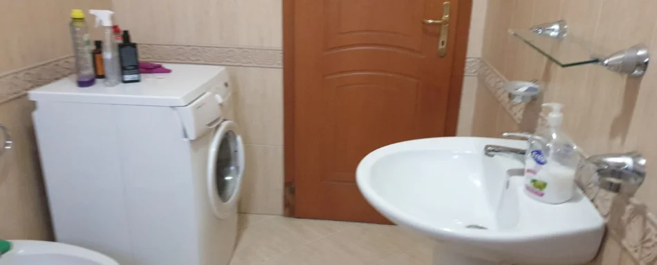 Tirane, jepet me qera apartament 1+1 Kati 5, 85 m² 420 € (Rruga Kongresi I Manastirit)