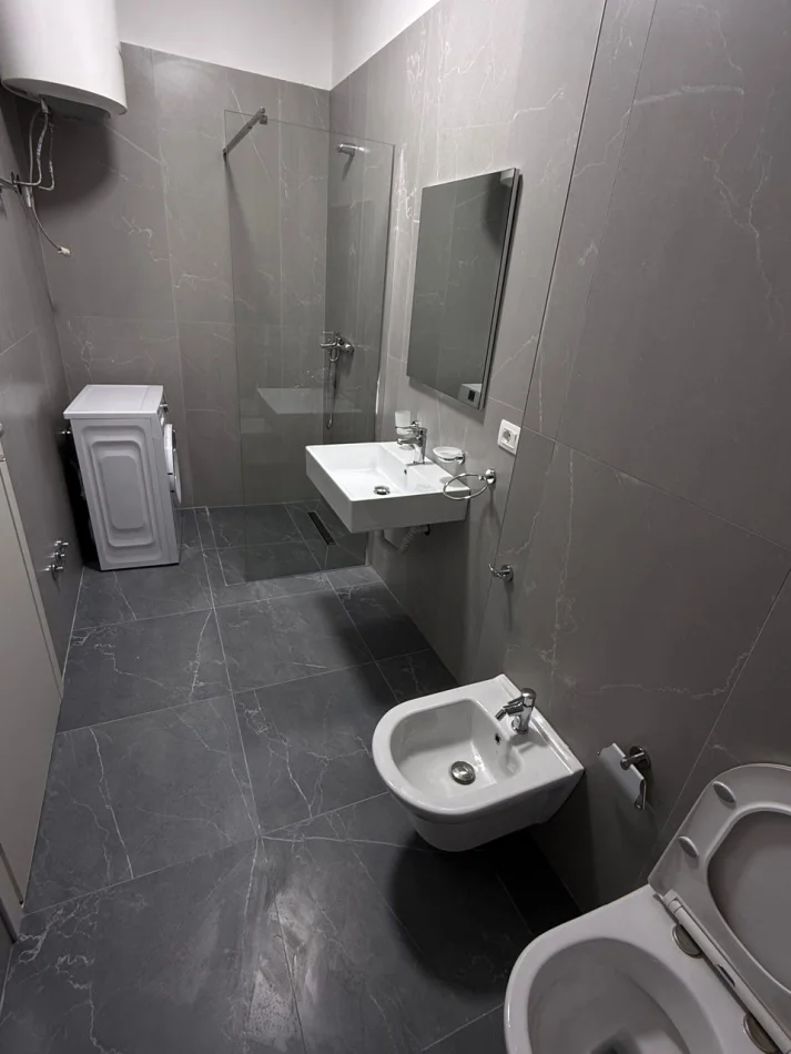 Tirane, jepet me qera apartament 1+1 Kati 4, 70 m² 500 € (Rruga 5 Maji)