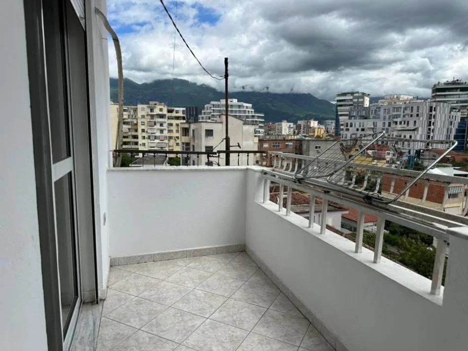 Tirane, jepet me qera apartament 3+1 Kati 5, 125 m² 700 € (Selvia)