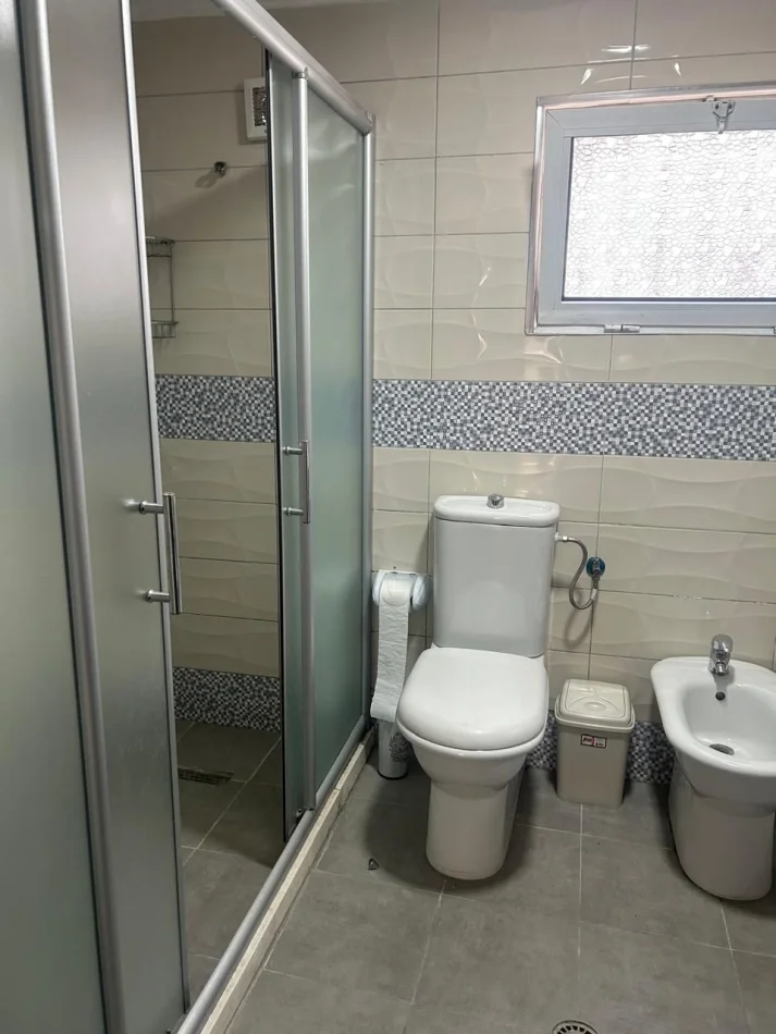 Tirane, jepet me qera apartament 1+1 Kati 1, 50 m² 450 € (Komuna Parisit)