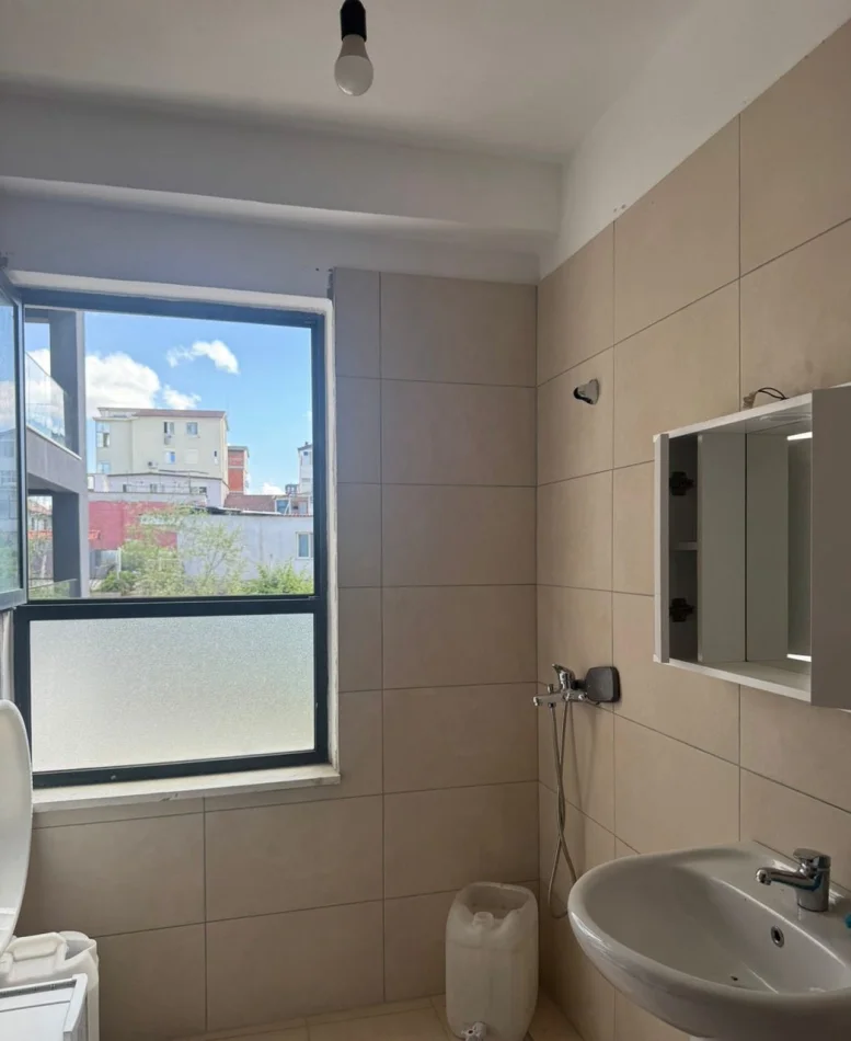Tirane, jepet me qera apartament 3+1 Kati 1, 133 m² 500 € (Rruga 5 Maji)