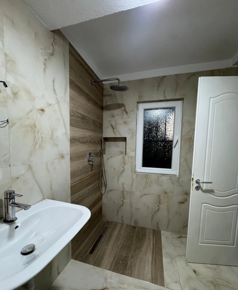 Tirane, jepet me qera apartament 2+1 Kati 2, 85 m² 650 € (Pediatria)