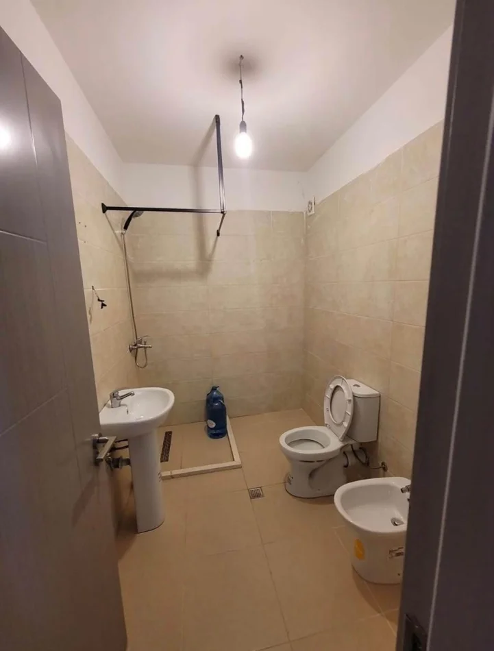 Tirane, jepet me qera apartament 2+1 Kati 3, 110 m² 450 € (Rruga 5 Maji)