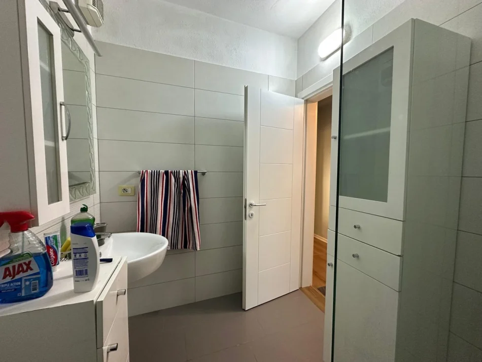 Tirane, jepet me qera apartament 2+1 Kati 4, 89 m² 700 € (Komuna e Parisit)