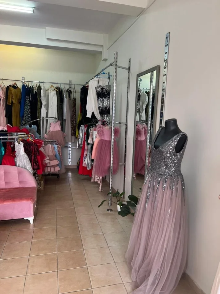 Tirane, jepet me qera ambjent biznesi Kati 1, 45 m² 530 € (Komuna e Parisit)