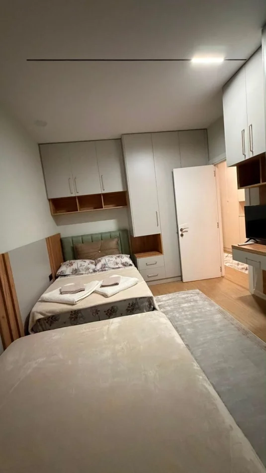 Tirane, jepet me qera apartament 1+1 Kati 1, 55 m² 650 € (Shkolla Bashkuar)