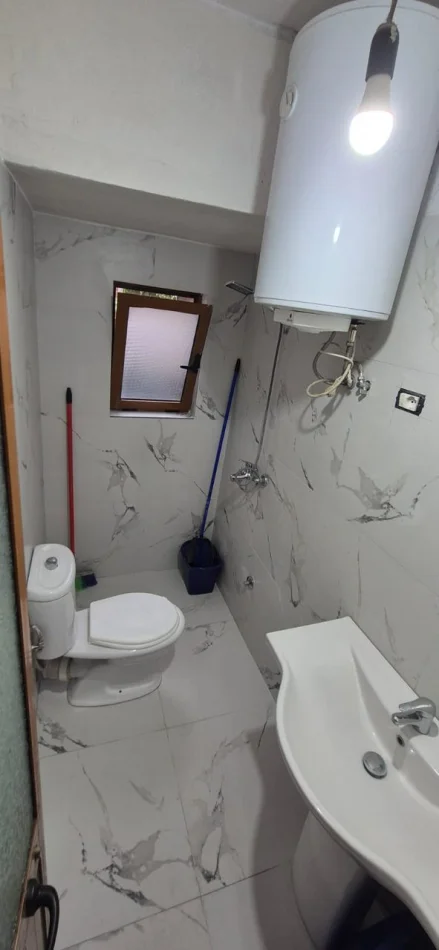 Tirane, jepet me qera apartament 1+1 Kati 1, 70 m² 400 € (Spitali Amerikan 2)