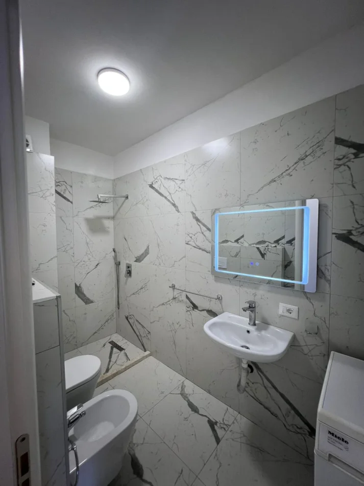 Tirane, jepet me qera apartament 1+1 Kati 3, 70 m² 500 € (Shkolla e Bashkuar)
