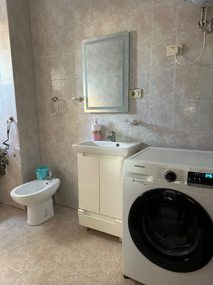 Tirane, jepet me qera apartament 1+1 Kati 8, 65 m² 600 € (Stadiumi Dinamo)