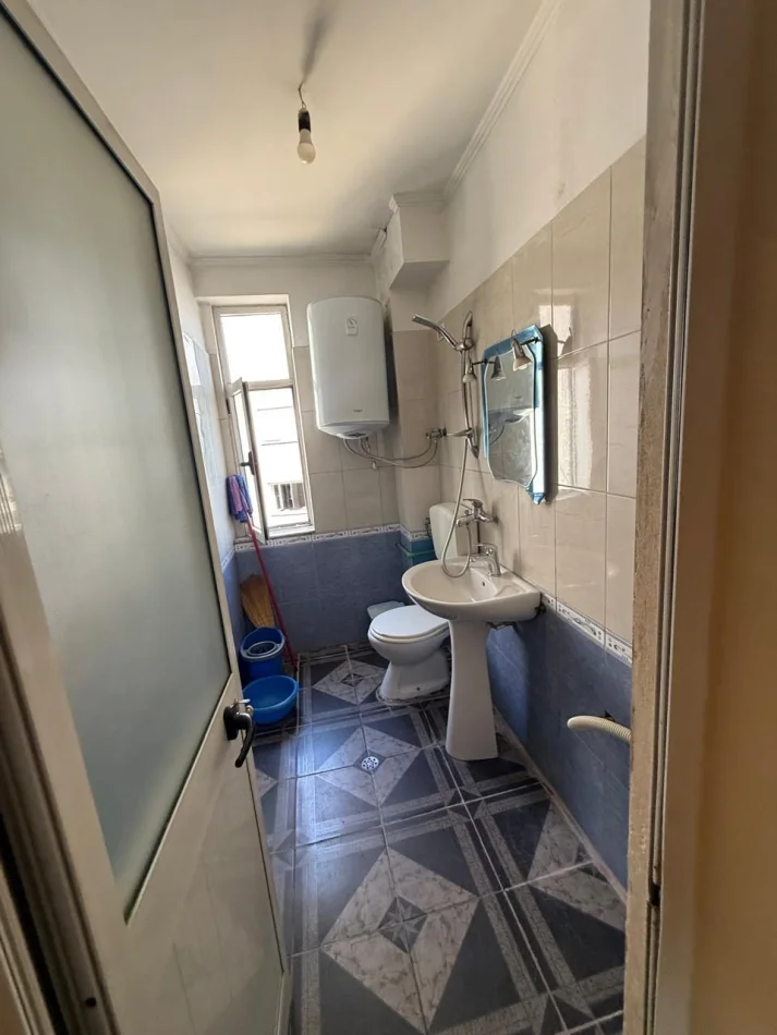 Tirane, jepet me qera apartament 1+1 Kati 4, 60 m² 400 € (Rruga e Dibrës)