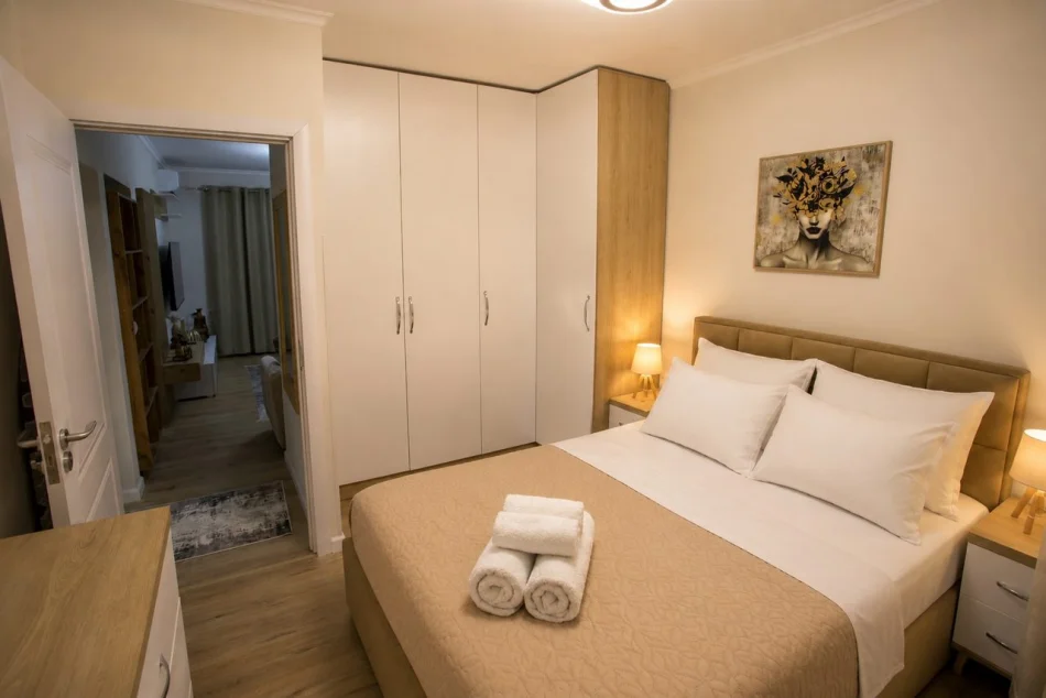 Tirane, jepet me qera apartament 1+1 Kati 2, 70 m² 500 € (Xhamlliku)