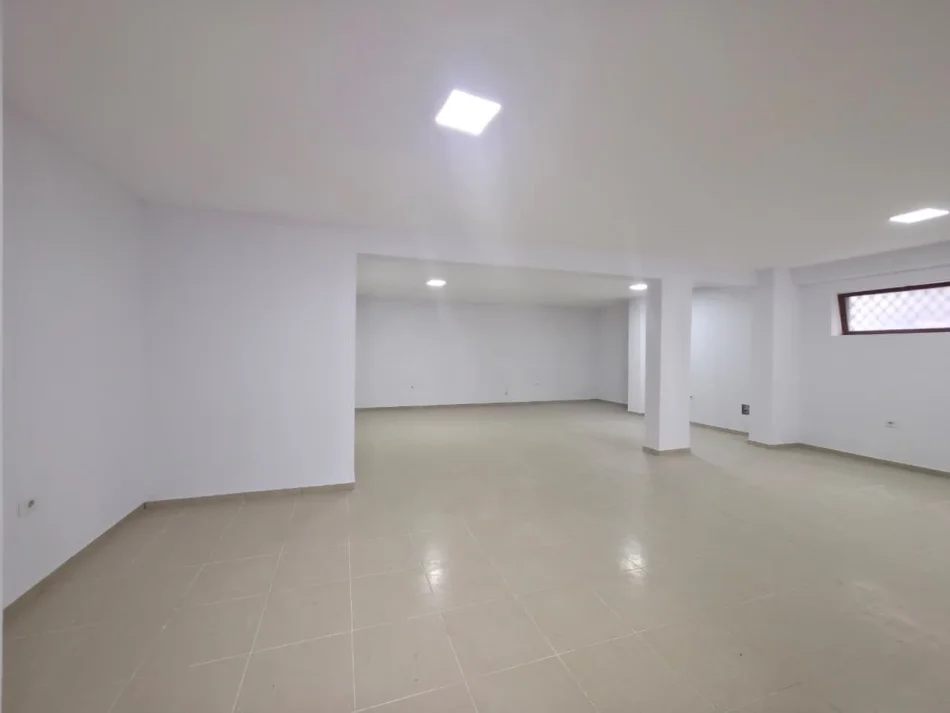Tirane, jepet me qera ambjent biznesi Kati 0, 90 m² 800 € (Kopeshti Botanik)