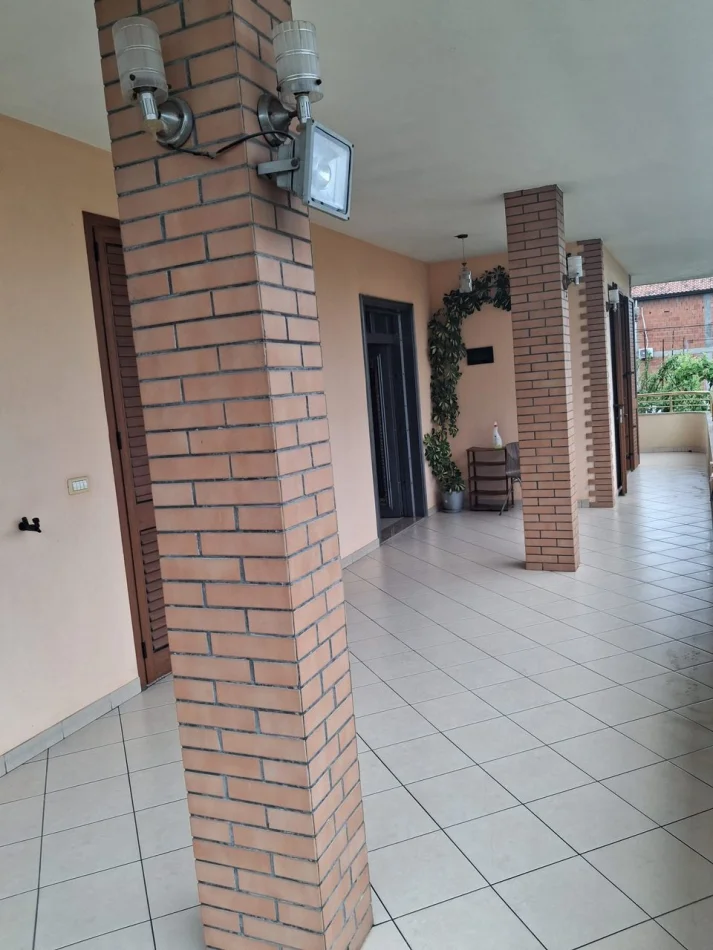 Tirane, jepet me qera apartament 2+1 Kati 2, 130 m² 400 € (Laprakë)