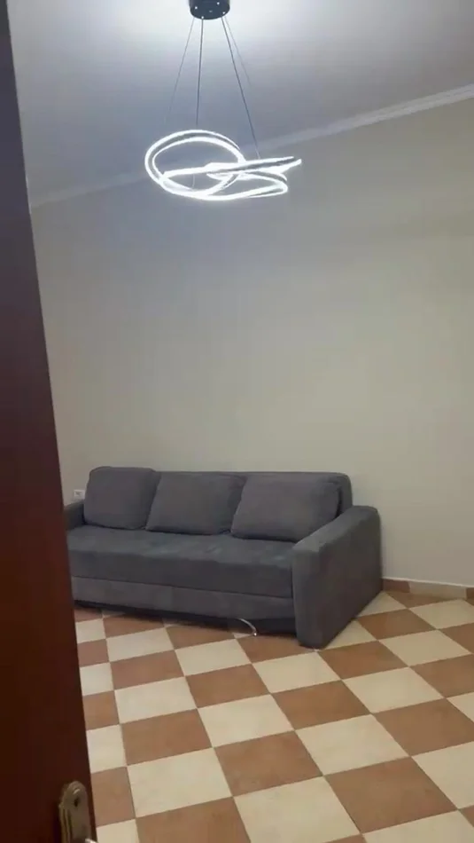 Tirane, jepet me qera apartament 2+1 Kati 2, 75 m² 370 € (Vila L)