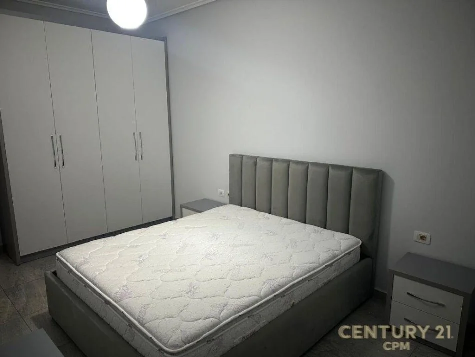 Tirane, jepet me qera apartament 2+1+Aneks+Ballkon Kati 7, 700 € 
