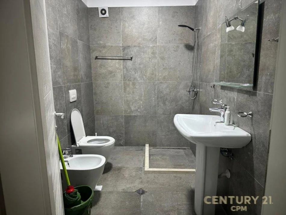 Tirane, jepet me qera apartament 2+1+Aneks+Ballkon Kati 7, 700 € 