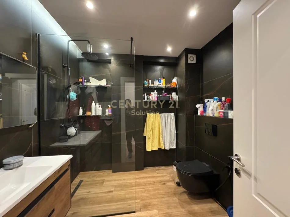 Tirane, shitet apartament 2+1 Kati 4, 178 m² 300.000 € (Te Xhamia)