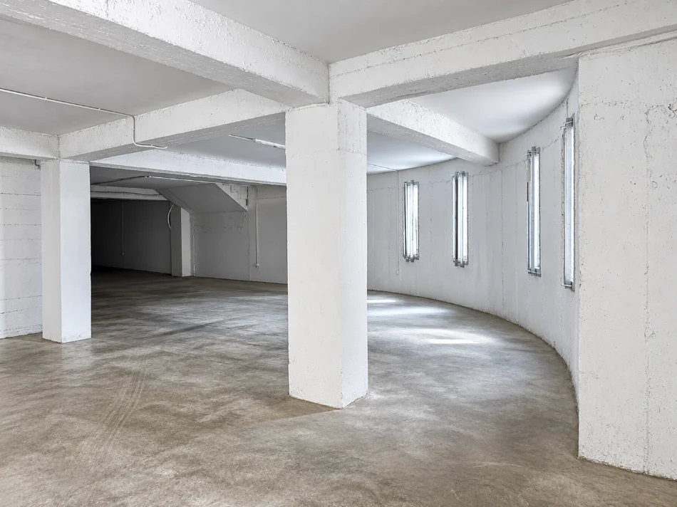 Tirane, jepet me qera magazine Kati 0, 500 m² 2.000 € (Shkoze, prane ish News 24)