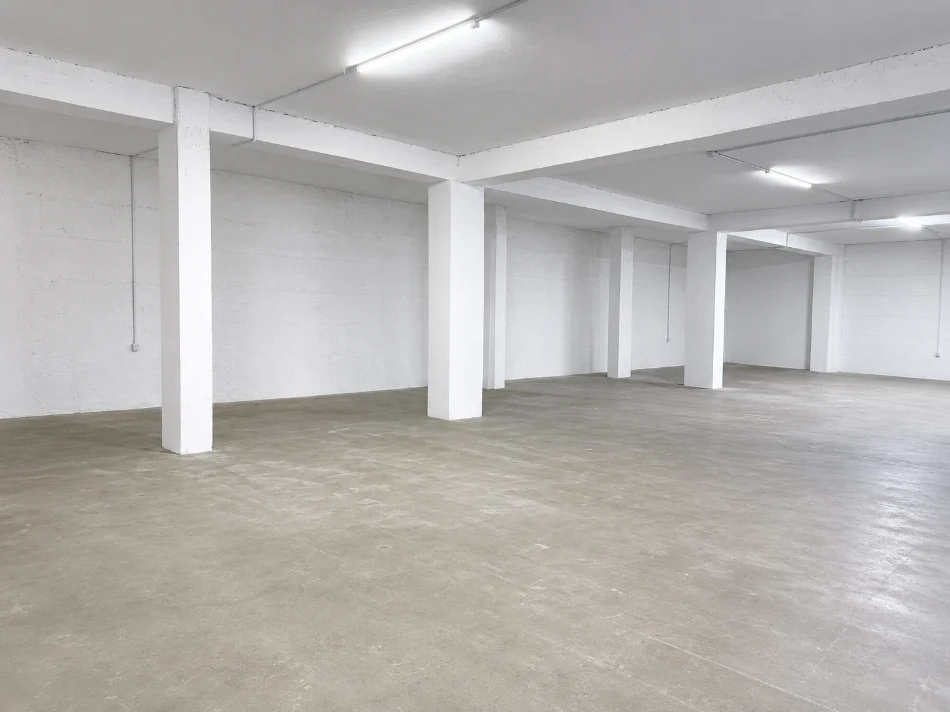Tirane, jepet me qera magazine Kati 0, 500 m² 2.000 € (Shkoze, prane ish News 24)