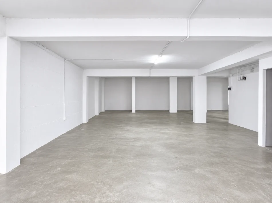 Tirane, jepet me qera magazine Kati 0, 500 m² 2.000 € (Shkoze, prane ish News 24)