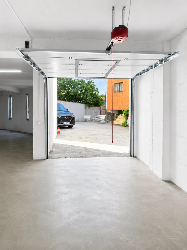 Tirane, jepet me qera magazine Kati 0, 500 m² 2.000 € (Shkoze, prane ish News 24)