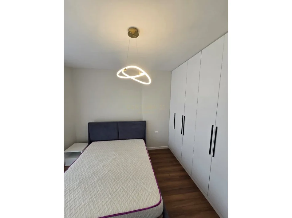 Tirane, jepet me qera apartament 1+1 Kati 2, 77 m² 800 € (Spitali Kafsheve)