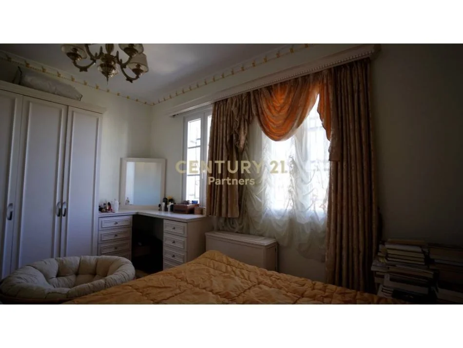 Tirane, shitet Vile 3 Katshe Kati 4, 1.000 m² 750.000 € (Kodra e Priftit)