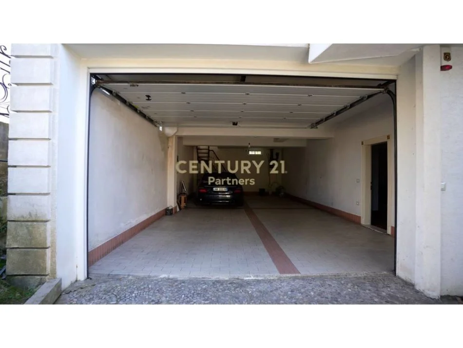 Tirane, shitet Vile 3 Katshe Kati 4, 1.000 m² 750.000 € (Kodra e Priftit)