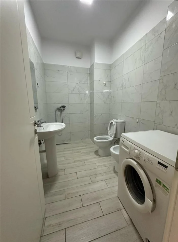 Tirane, jepet me qera 1+1+Ballkon Kati 1, 80 m² 