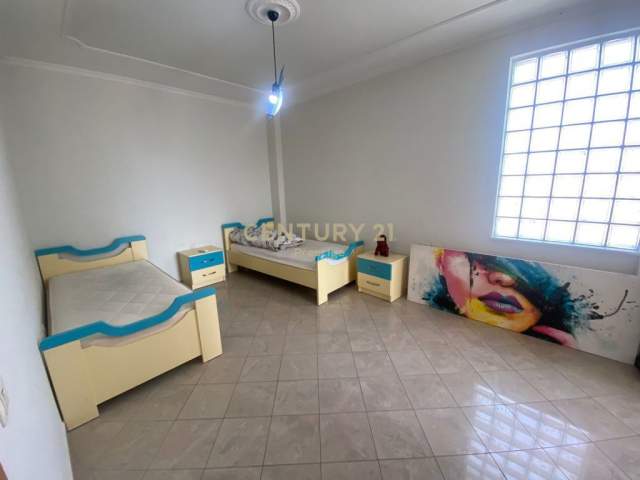 Tirane, jepet me qera apartament 2+1+A+BLK Kati 9, 700 Euro (Perballe fakultetit Juridik)