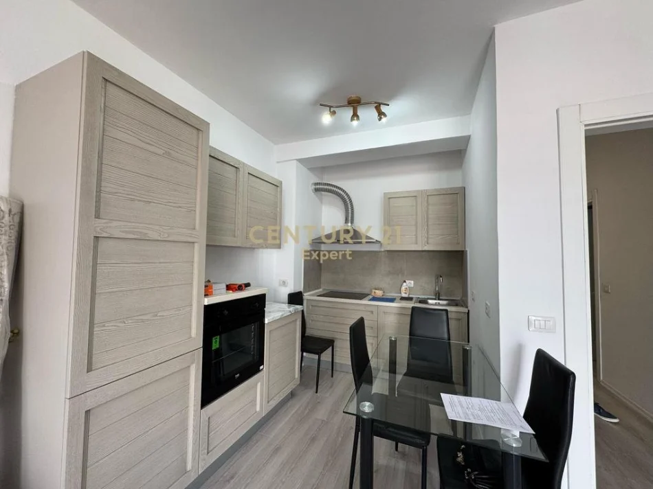 Tirane, jepet me qera apartament 1+1 Kati 7, 81 m² (Rruga e Durresit)