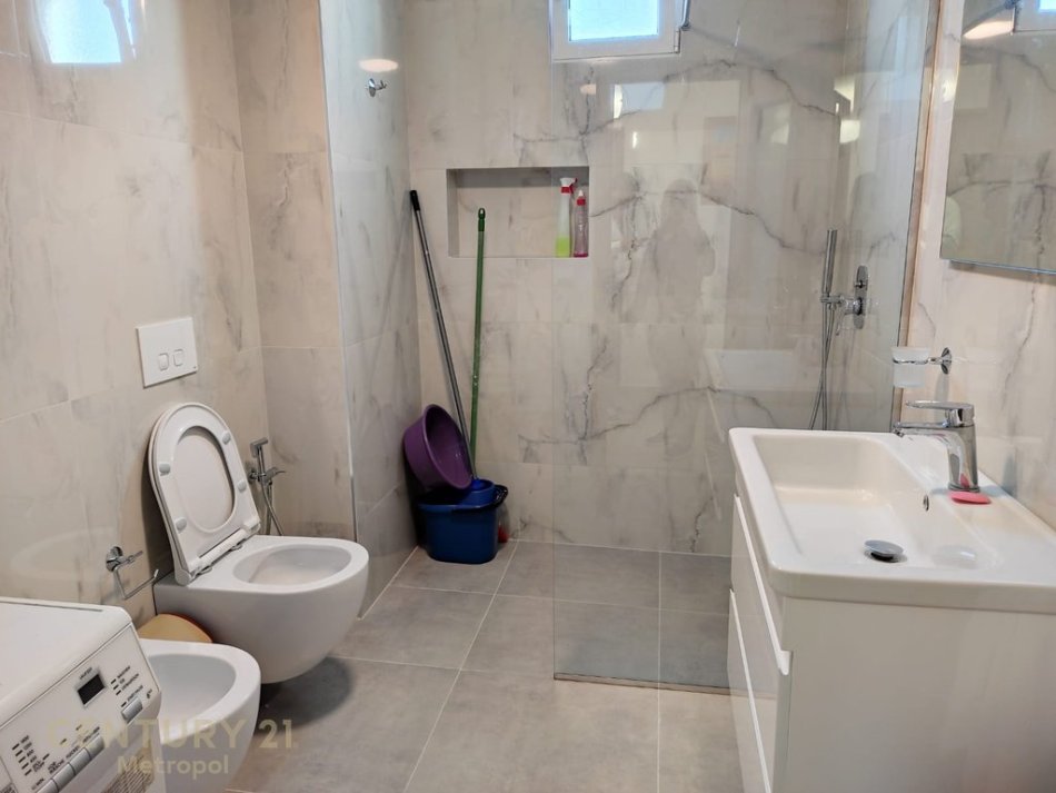 Tirane, jepet me qera apartament 2+1 Kati 12, 82 m² 600 € 