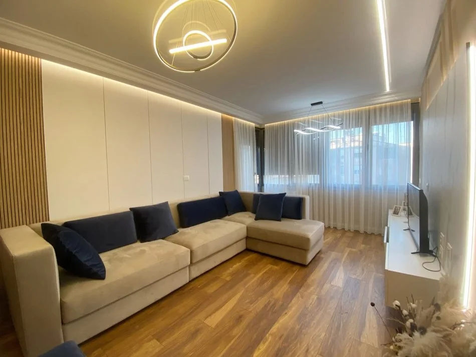Tirane, jepet me qera apartament 3+1+Ballkon , 130 m² 1500 € (Rruga Faik Konica)