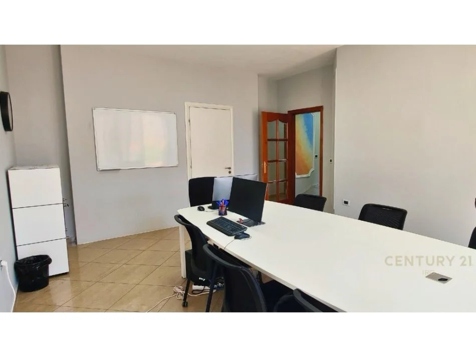 Tirane, jepet me qera apartament Kati 1, 130 m² 1.100 € 