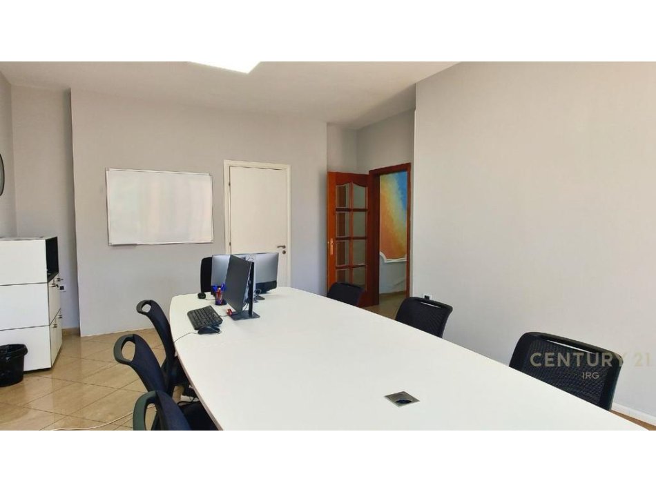 Tirane, jepet me qera apartament Kati 1, 130 m² 1.100 € 