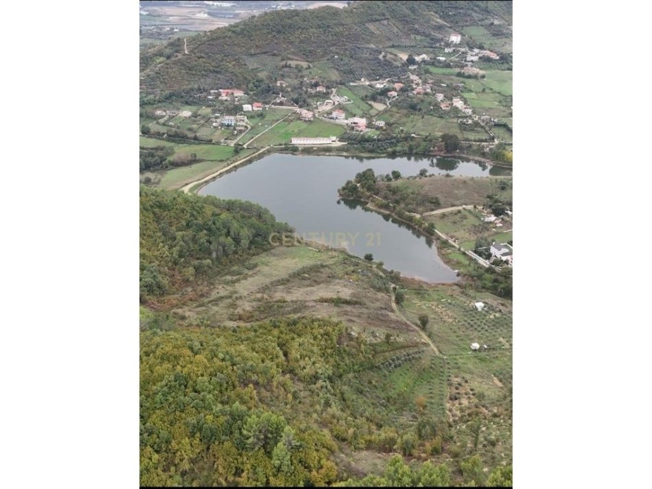 Tirane, shitet toke , 1.850 m² 92.500 € (Prane Liqenit te Sharres)