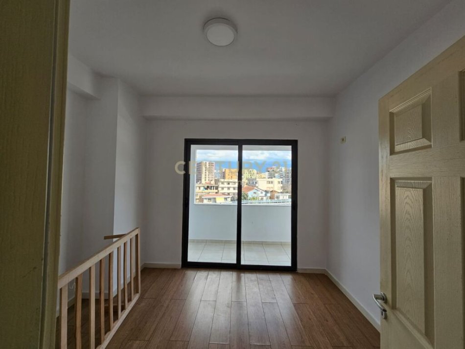 Tirane, jepet me qera apartament 1+1+Ballkon Kati 3, 70 m² 400 € (Unaza e re)