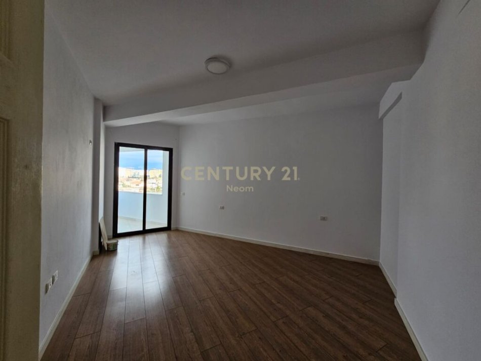 Tirane, jepet me qera apartament 1+1+Ballkon Kati 3, 70 m² 400 € (Unaza e re)