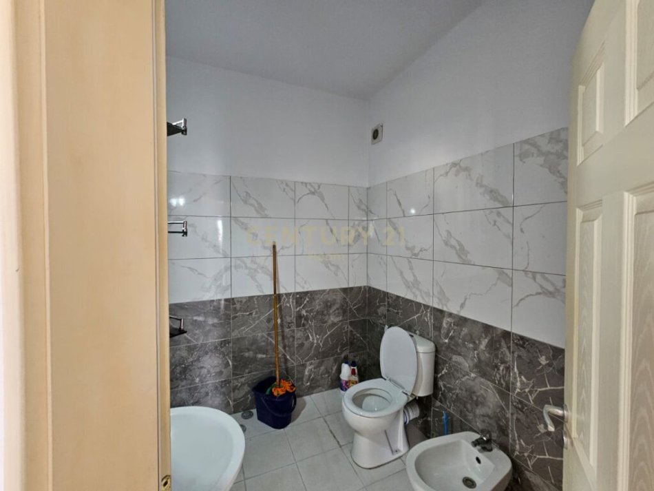 Tirane, jepet me qera apartament 1+1+Ballkon Kati 3, 70 m² 400 € (Unaza e re)